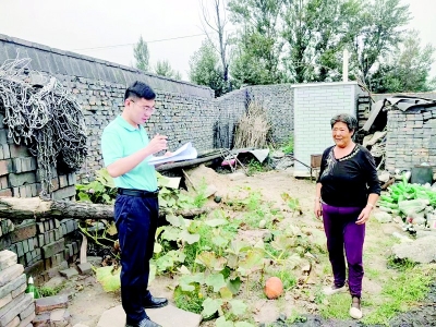 <br>          张泰安（左）经常深入村民家中了解情况 图片由受访者提供<br><br>        