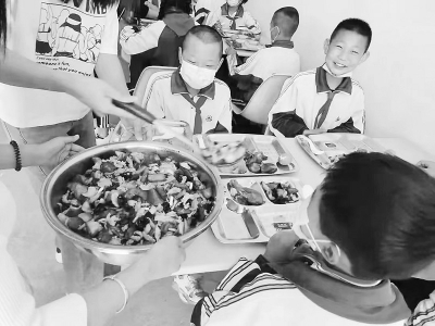 <br>          孩子们坐在宽敞明亮的食堂里吃着香喷喷的饭菜 图片由省青基会提供<br><br>        