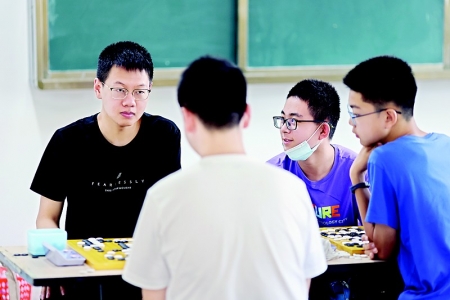 <br>          　张天钰（左一）和对手竞技 本报记者 胡远嘉 摄<br><br>        