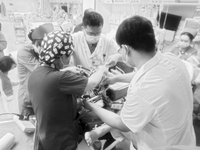 <br>          体外膜肺氧合（ECMO）为治疗原发病争取时间 图片由忻州市人民医院提供<br><br>        