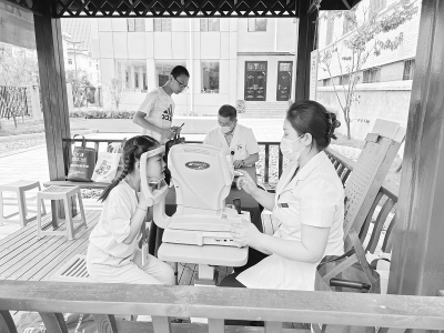 <br>          医务人员为居民检查视力    图片由太原市青年路一社区提供<br><br>        