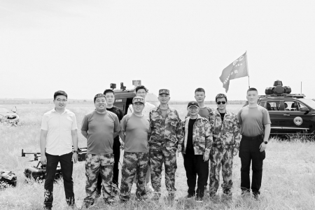 <br>          　　　　侯永飞（前排左三）带领团队伙伴先后在农业、林业、安全、交通、电力等诸多领域解锁无人机的新技能。 本版图片均由受访者提供<br><br>        