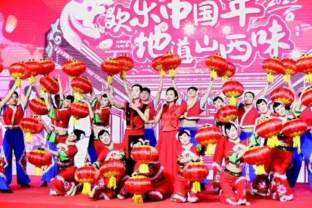           精彩纷呈的节目尽展山西地道年俗文化 本报记者 田璐 摄        