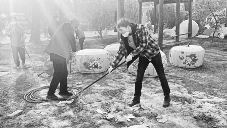 <br>          义务清扫灯会场地垃圾 图片由贾家庄共青团提供<br><br>        