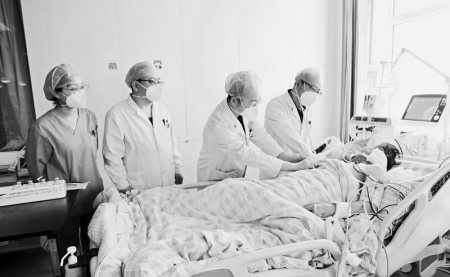 <br>              重症医学科医护人员捍卫着生命的最后一道防线    本组图片由长治市第二人民医院提供<br><br>        