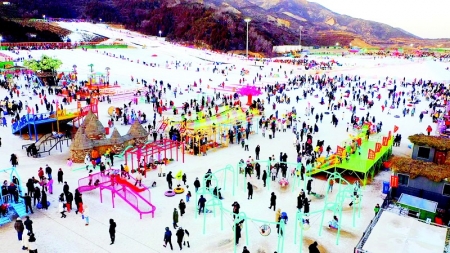 <br>          游客在景区赏花灯、戏冰雪、尝美食、品年味。 图片由万柏林区文旅局提供<br><br>        