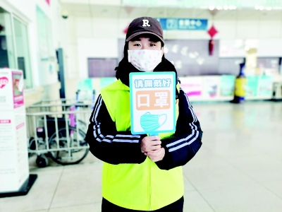 <br>          通过帮助别人体会到了赠人玫瑰手有余香的快乐 本报记者 康乐 摄<br><br>        