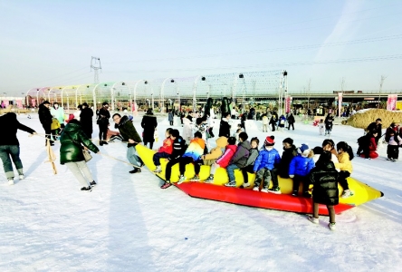           尽享冰雪乐趣 本报记者 康乐 摄        