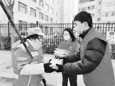 <br>          青年送温暖，致敬“城市美容师”。 通讯员 傅蕊 摄<br><br>        