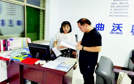 <br>          在靳宁（左）看似柔弱的身躯内，蕴藏着无限的能力。 图片由受访者提供<br><br>        