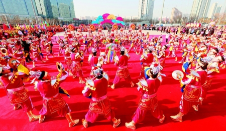 <br>          2100余人切磋交流 本报记者 康乐 摄<br><br>        