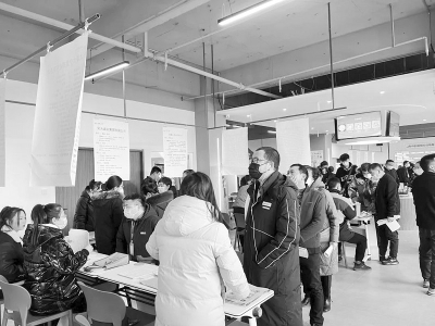 <br>          招聘会共有100余家企业提供岗位超1800个 图片由主办方提供<br><br>        