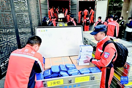<br>          中国救援队队员在清点医疗物资。<br><br>        