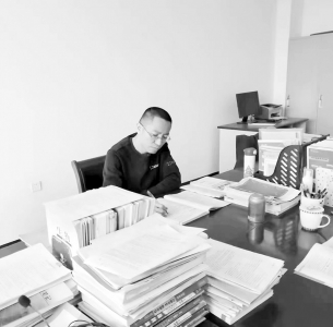           无怨无悔坚守三尺讲台 图片由受访者提供        