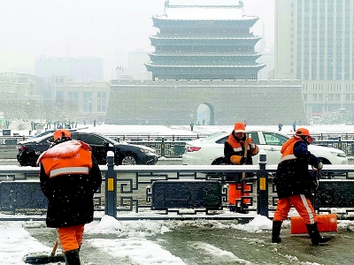          雪后初霁晴方好，风景如画醉游人。        