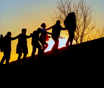 <br>          冯丽媛与盲艺人们一起走山 通讯员 邢来富 摄<br><br>        