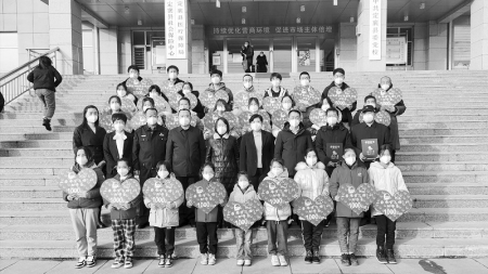           为受助学生发放助学金 图片由共青团定襄县委提供        