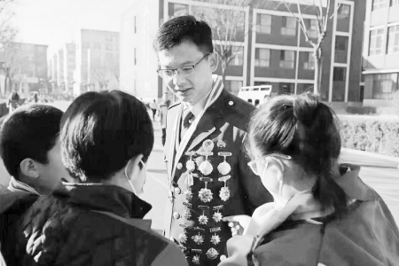           退役军人与同学们互动交流 图片由团朔州市委提供        