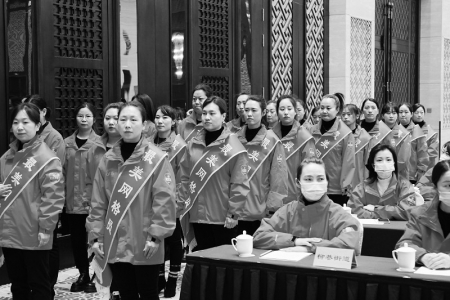           114名“最美网格员”受到表彰 本报记者 康乐 摄        