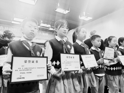 <br>          “小传承使者”们获得荣誉证书 本报记者 康乐 摄<br><br>        