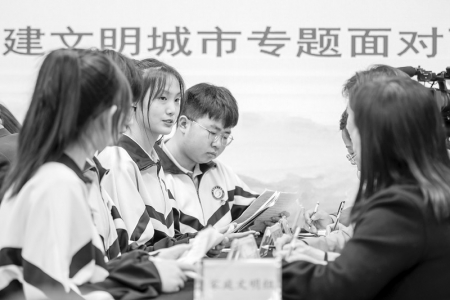           人大代表、政协委员与青年学生混编分组、陈述比武的形式让人耳目一新。图片由吕梁团市委提供        