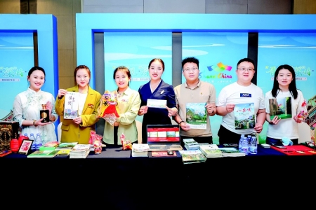           工作人员展示精美的宣传册 图片由山西省文化和旅游厅提供        