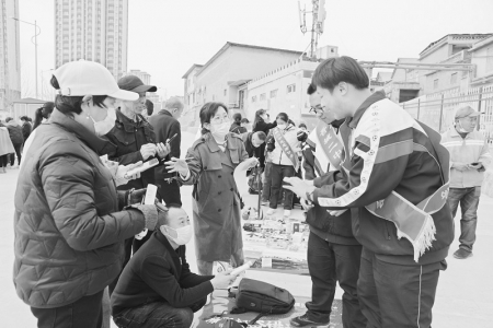           摊主们使出浑身解数吸引“顾客” 图片由晋城二中提供        