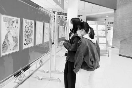 <br>          学生在欣赏优秀作品 图片由山西医科大学提供<br><br>        