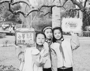 <br>          队员们制作的宣传标语牌充满童趣<br><br>        