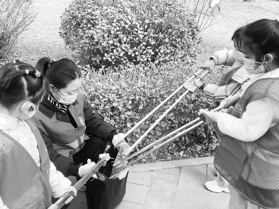 <br>          孩子们认真清理着小区的环境卫生 图片由小店区融媒体中心提供<br><br>        