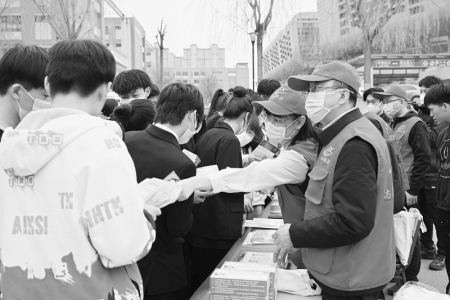 <br>          普及健康知识，护航学生成长。 图片由山西省卫生健康委团委提供<br><br>        