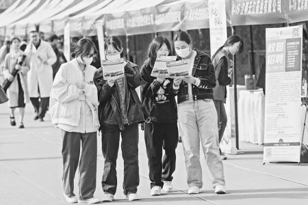           当天，毕业生投递简历3215份。        