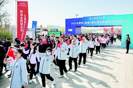           近三万人投入到全民健身的热潮中本报记者胡远嘉摄        