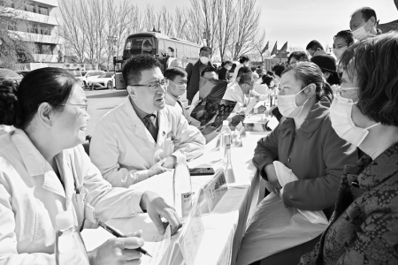           专家现场义诊 图片由大同市肿瘤医院提供        