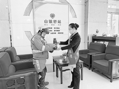          各种暖心贴心服务彰显银行社会责任担当        