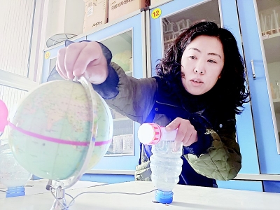           刘雪彦用智慧和爱心诠释着一位人民教师的责任担当 本报记者 康乐 摄        