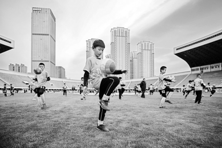           足球小将刻苦训练 本报记者 胡远嘉 摄        