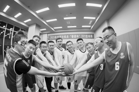           参赛队员加油鼓劲 图片由通讯员 李明辉提供        