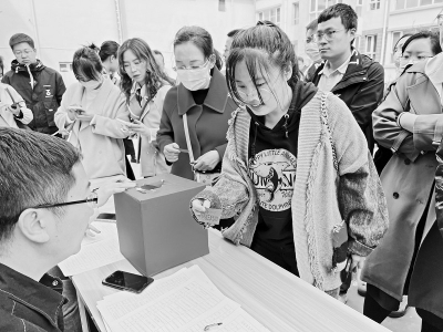           人才公寓分房抽签现场 通讯员 郭伟 摄        
