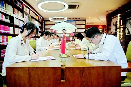           团员青年在“马克思书房”里感受读书的快乐 图片由山西大秦物流公司团委提供        