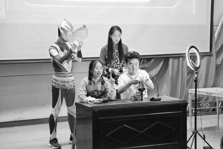           悠悠故乡意，切切助农心 本报记者 孟存田 摄        