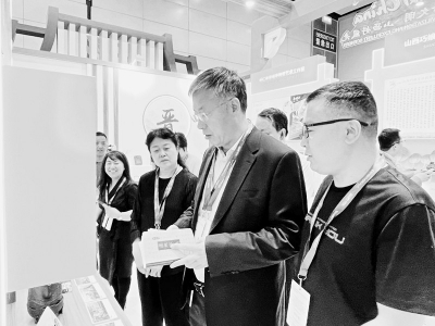           山西省文化和旅游厅副厅长、一级巡视员李贵（中）巡馆 图片由山西省文旅厅提供        