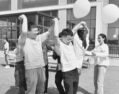 <br>          青年在游戏中了解彼此 图片由团万荣县委提供<br><br>        