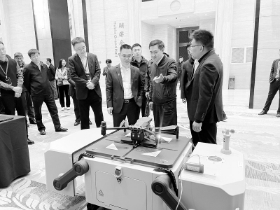 <br>          山西移动党委书记、董事长、总经理廖建（中）参观5GDMN新技术展示区。 通讯员 高欣 摄<br><br>        