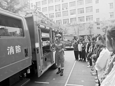 <br>          通过实物展示、现场体验等方式，师生们对消防安全知识有了生动认知。<br><br>        
