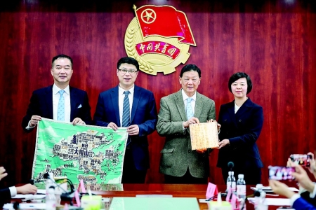 <br>          第六届“晋港青年汇·山西机遇行”内地实习计划座谈会后，山西省青年联合会与香港山西商会互赠礼物，以加深晋港两地青年的友谊。 本报记者 胡远嘉 摄<br><br>        