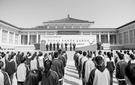 <br>          240余名学生集中入团<br><br>        