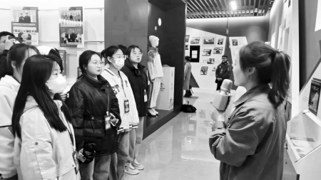 <br>          领悟中国航天精神的内涵，向航天英雄致敬。 本报记者 刘琴 摄<br><br>        