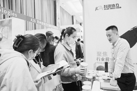 <br>          中国实验动物学领域著名专家学者共襄盛会 本报记者 康乐 摄<br><br>        