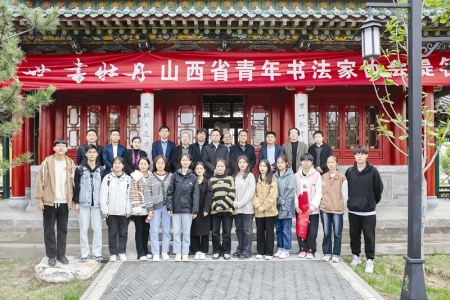 <br>          书法爱好者欣赏书法家作品 本版摄影 本报记者 胡远嘉<br><br>        